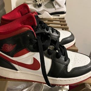 Jordan 1’s red black white still in great condition boys size 4.5 unisex shoes